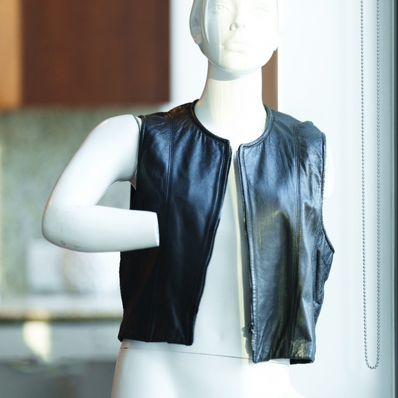 Vintage* JACQUELINE FERRER Cropped Faux Leather Vest, Black, Vintage Size 8 (s) - Picture 3 of 9